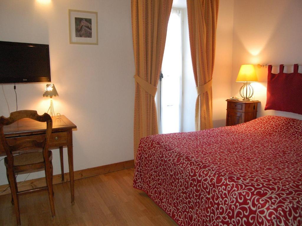 Hotel Du Donjon Aulnay  Room photo