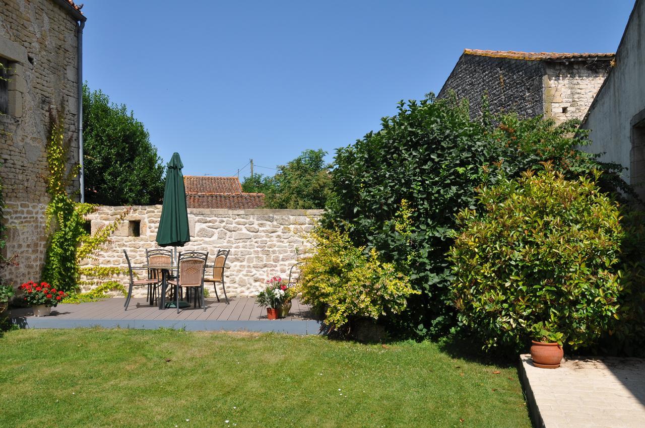 Hotel Du Donjon Aulnay  Exterior photo