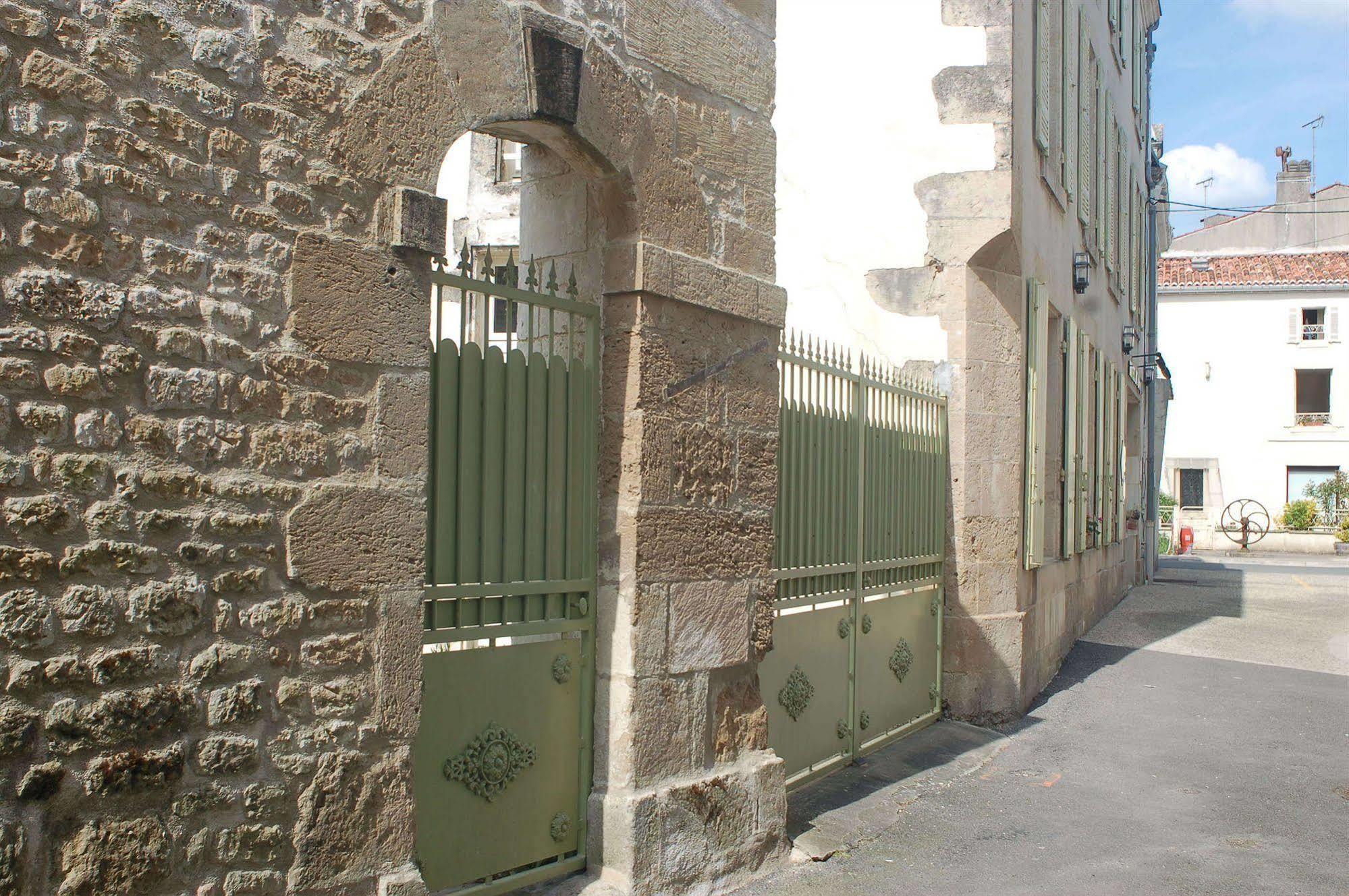 Hotel Du Donjon Aulnay  Exterior photo